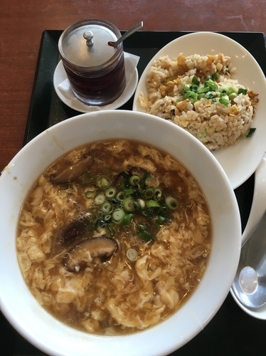 「サンラータン麺880円+半チャーハン280円」@中華レストランChina Fan 草加店の写真