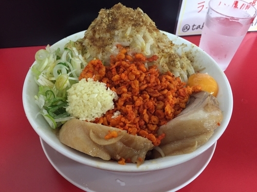 「まぜそば並盛＋豚一枚 870円」@鷹の目 獨協大学前本店の写真