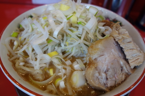 「ラーメン中盛り780円ネギマシマシにんにく粉豚」@ジャンプの写真