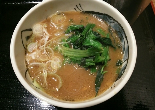 「ラーメン（ミニ）＋青菜　334円」@元祖 東京家系ラーメン 横横家 東京店の写真