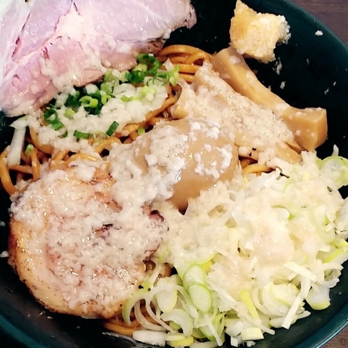 「【期間限定】特製ブラック背脂まぜそば（追い飯付き）８５０円他」@麺屋 天海の写真