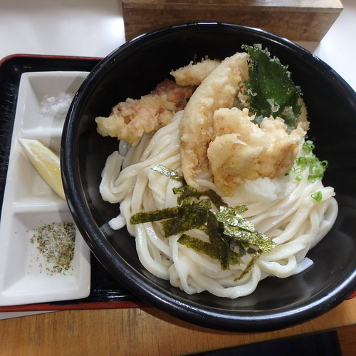 「とり天ぶっかけ(冷)(550円)、大(+50円)、ゲソ天」@本格手打ちうどん つづみの写真