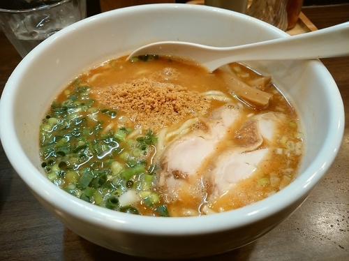 「赤鶏ラーメン　740円」@鶏の穴 白山店の写真