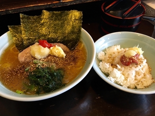 「ラーメン(カタメ、コイメ) ¥650+サービス小ライス」@横浜ラーメン 武蔵家 三鷹店の写真