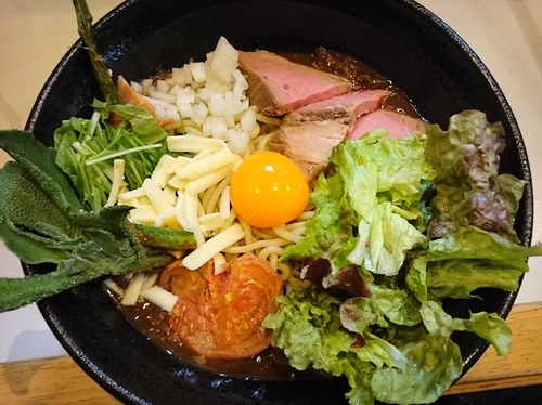 「【限定】牛筋カレー油そば～アイスプラントとローストトマト添え」@麺屋 扇 SENの写真