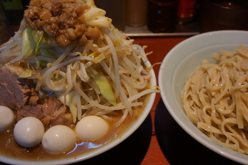 「つけ麺（３００Ｇ、野菜・アブラまし）＋ウズラ」@立川マシマシ 神田駅前店の写真