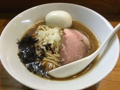 「煮干ソバ（醤油）＋出汁打ち込み式味玉」@煮干中華ソバ イチカワの写真