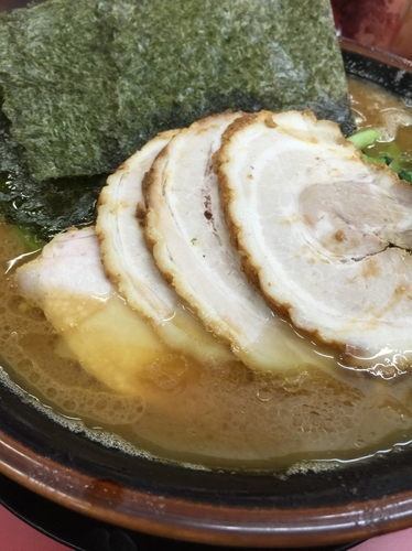 「ラーメン大盛 バラ3枚（味薄め 麺固め 油多め）」@王道家の写真