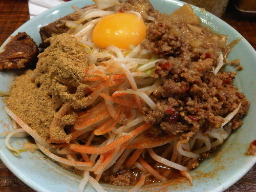 「辛肉味噌の中汁なし麺(アブラマシカラメ)+魚粉+XO醤」@立川マシマシの写真