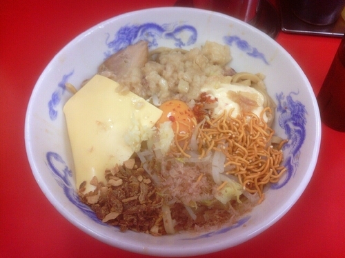 「まぜそば大盛り　アブラダブル全マシ　870円」@ジャンクガレッジ 北浦和店の写真