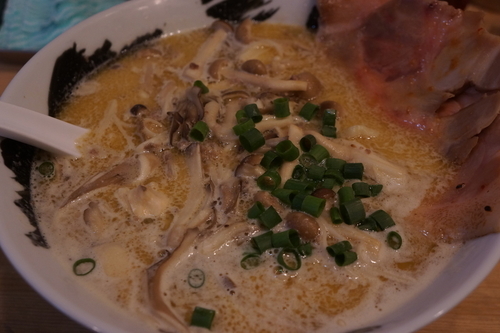 「肉のせ茸のクリーミー白みそ＋粉チーズ（２周年で無料）」@麺屋 けくぅの写真