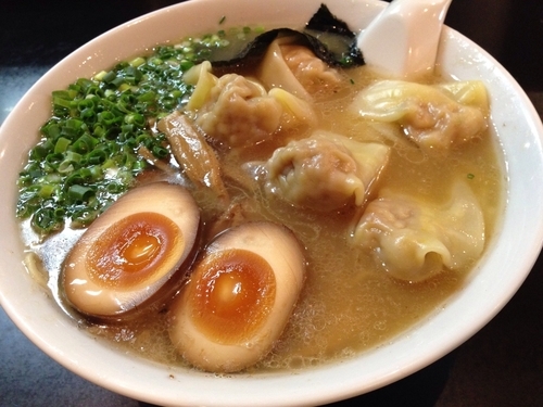 「雲呑麺 + 味玉」@らーめん 茂木の写真