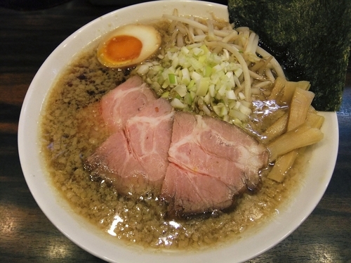 「醬油背脂ラーメン（太麺）（750円）」@稲荷屋の写真