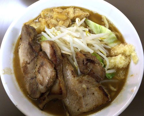 「中ラーメン700円（300g）野菜少なめ＋豚2枚150円」@ブタヤマニンニクンの写真