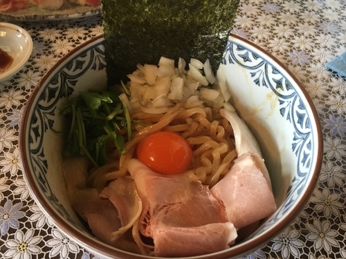 「濃厚たまごのまぜそば➕ボタンエビといくらの握り」@中華そば 四つ葉の写真