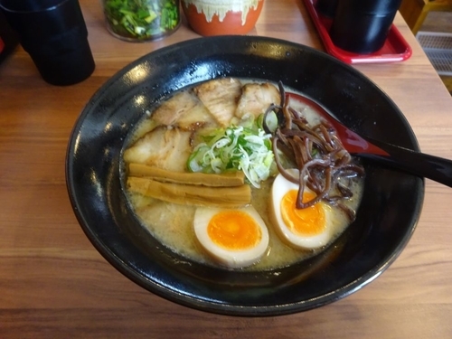 「豚骨塩らー麺　チャーシュー味付玉子入り」@らー麺とっつぁんの写真