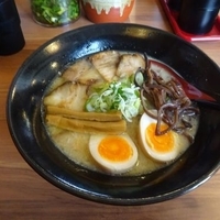 豚骨塩らー麺　チャーシュー味付玉子入り