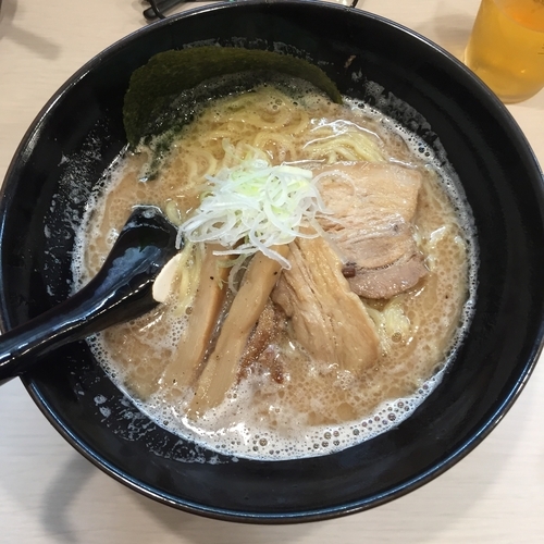 「鶏豚骨醤油ラーメン（細麺）」@ラーメン長山 池袋店の写真