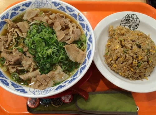 「肉ねぎらーめん+五目チャーハン」@らーめん亀王食堂 イオン大日店の写真