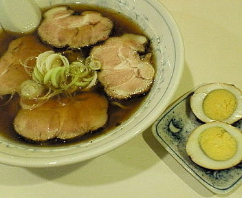 「スモークチャーシューメン＋スモーク玉子（５０円）＝８００円」@手作りラーメン 小京都の写真