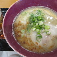 塩とんこつらぁ麺（ﾄﾞﾘﾝｸﾊﾞｰ付）　「842円」