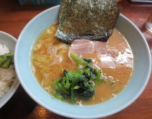 「らーめん＋サービスライス　700円」@横浜家系ラーメン 家家家 飯田橋店の写真