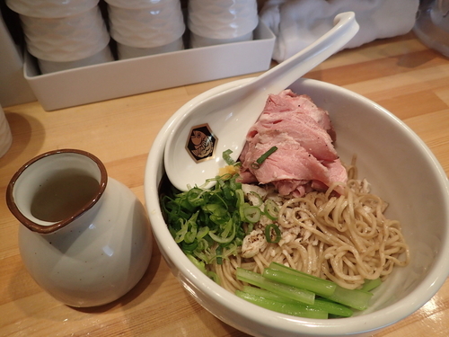 「鯛油そば(スープ付き)(700円)＋ｓｍｏｋｅチャーシュー」@真鯛らーめん 麺魚の写真