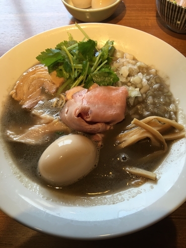 「特濃イカ煮干しそば800円 味玉100円」@寿製麺よしかわ 川越店の写真