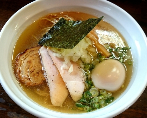 「【限定】煮干そば（塩） 750円＋鶏チャー100円、味玉」@麺や 飛来の写真