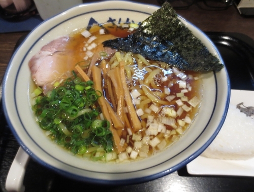 「中華そば＋サービスおにぎり　750円」@さんかくの写真