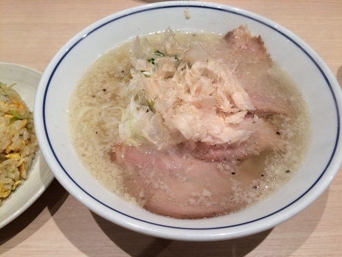 「塩ラーメン（やきめしセット）」@らーめん鱗 茨木店の写真