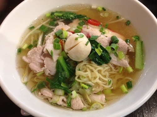 「タイ風焼き豚入り汁ラーメン」@タイ国料理 ペンタイの写真