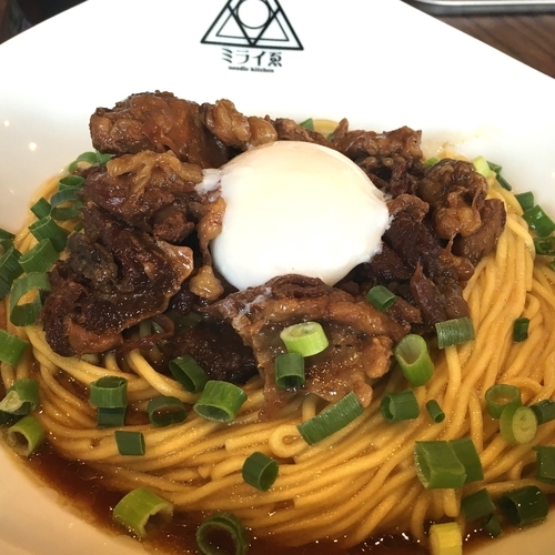 「牛煮込みまぜそば（温玉）」@noodle kitchen ミライゑの写真