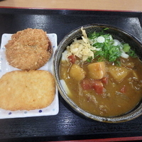 カレーうどん(480円)、メンチ(130円)、ハッシュポテト