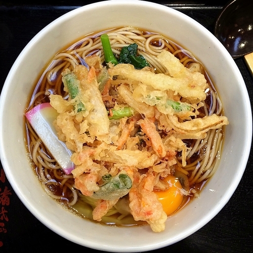 「かき揚げ蕎麦＋生卵　￥３９０」@小諸そば 茅場町店の写真