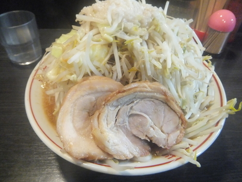 「ラーメン小570円(野菜4倍、ニンニク・背脂・味濃い目)」@ダントツラーメン 岡山一番店の写真