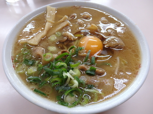 「中肉（麺並盛・肉多め）＋生玉子」@中華そば いのたに 本店の写真