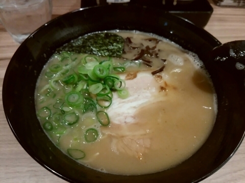「白うまラーメン500円（開店サービス）」@博多ラーメン 極麺うまかの写真