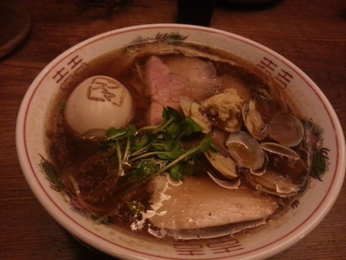 「醤油ラーメン+味玉」@麬にかけろ 中崎壱丁 中崎商店會1-6-18号ラーメンの写真