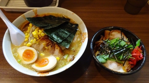 「みそまかないらーめん（1,100円）＋チャーシュー丼」@らーめん治 らいおん 百草店の写真