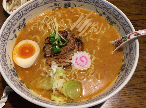 「味噌辛らあめん＋餃子＋チャーシュー＋アルコール」@支那そばとんぼの写真