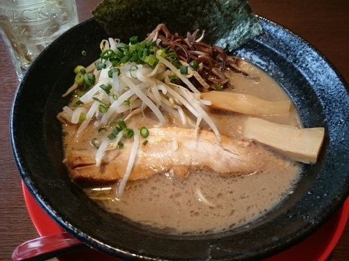 「豚骨らぁめん750円＋ハイボール」@関東極濃豚骨らぁめん 葉隠～HAGAKURE～の写真