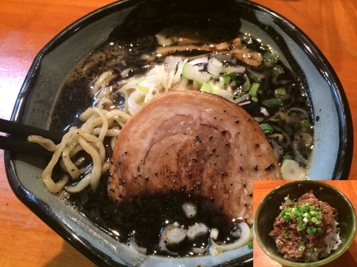 「黒熟成ラーメン（780円）＋牛すじ丼（330円）」@麺や 虎ノ道の写真