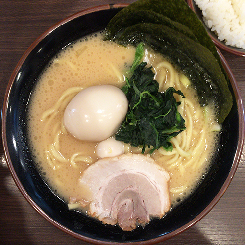 「味玉とんこつ醤油ラーメン＋味玉＋ライス（サービス）」@横浜家系ラーメン 百家の写真