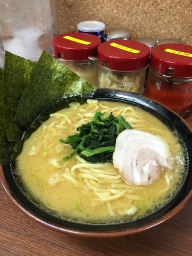 「ラーメン大盛り 味濃いめ、油多め」@横浜家系ラーメン まくり家の写真