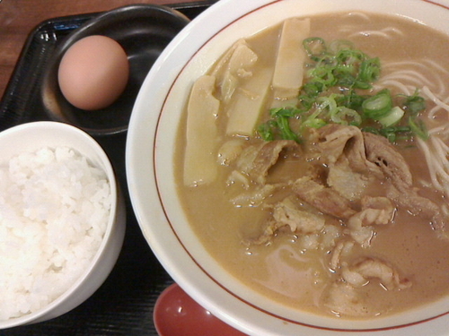 「ラーメン＋生たまご＋ライス」@徳島ラーメン 可成家 市ヶ谷店の写真
