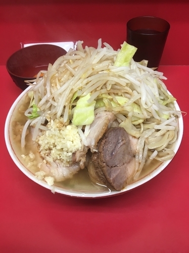 「大豚＋生卵 にんにく多め野菜からめ 1000円」@ラーメン二郎 千住大橋駅前店の写真