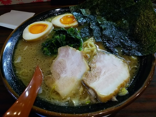 「【限定】豚骨醤油らあめん  （中盛）　＋味玉：サービス券」@煮干しらあめん 燕黒の写真