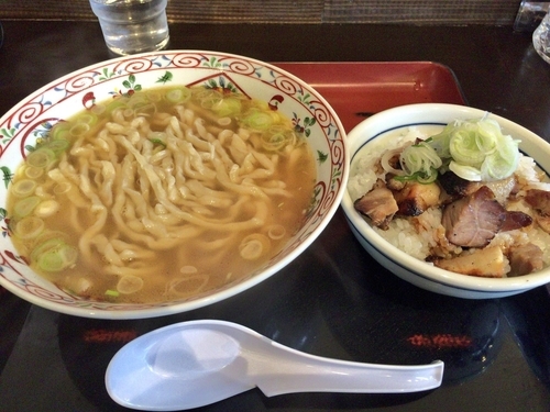 「らーめん（塩：ねぎのせ）500円 + 焼豚ご飯 300円」@松屋製麺所の写真