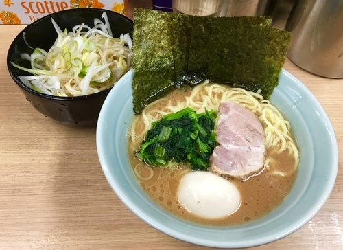 「ねぎラーメン 750円 +味玉 100円」@横浜ラーメン 武蔵家 日吉店の写真